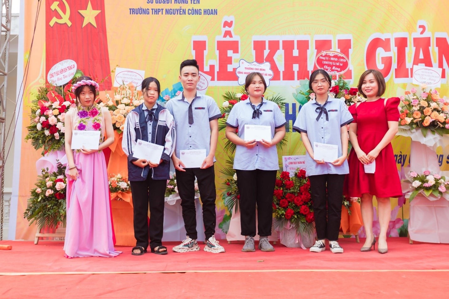 Cô Phạm Thị Thùy Dung – Giám đốc trung tâm tuyển sinh game cá cược hay
 đã trao các suất học bổng cho các bạn học sinh nghèo vượt khó tại THPT Nguyễn Công Hoan 